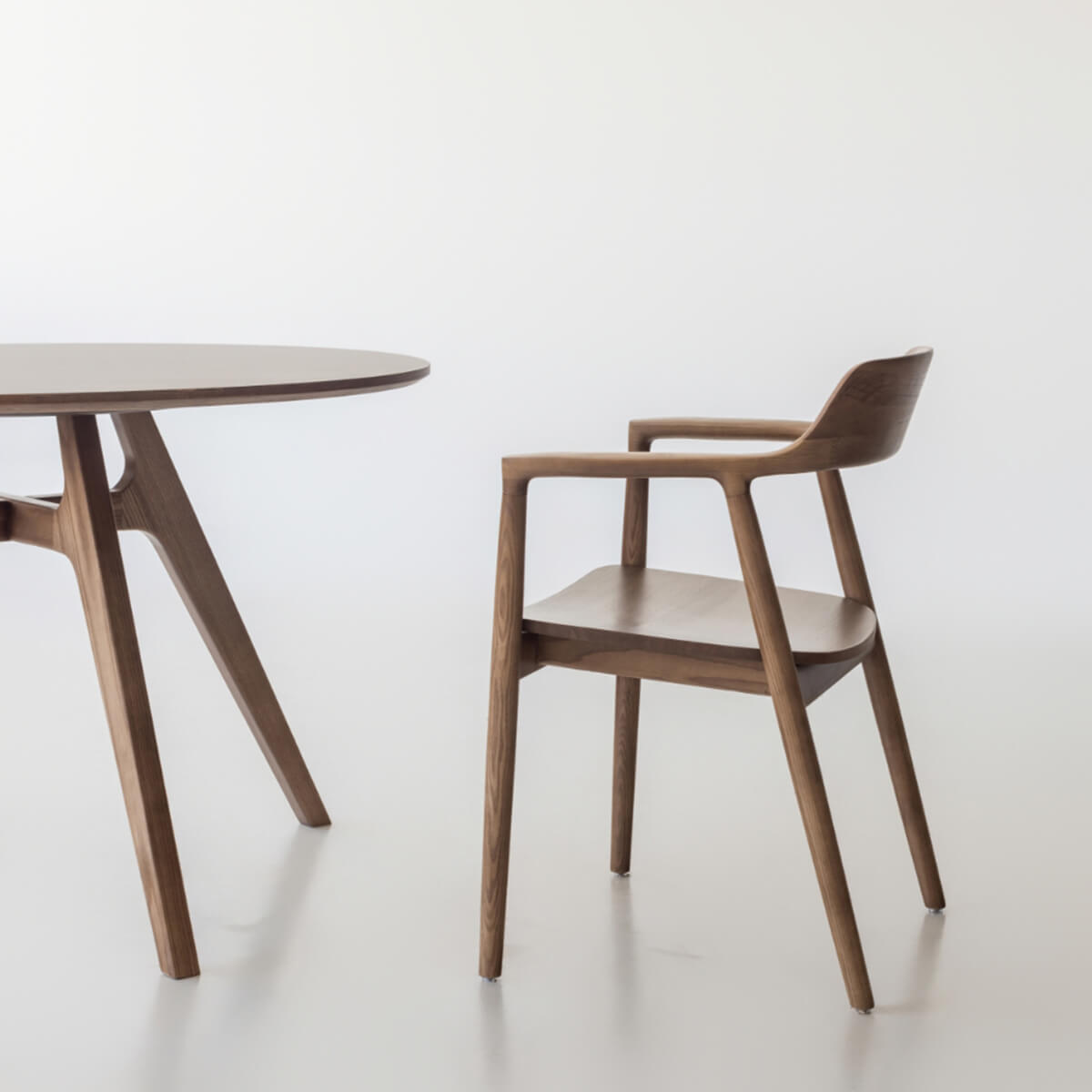 Hiroshima dining chair and Jacob round dining table