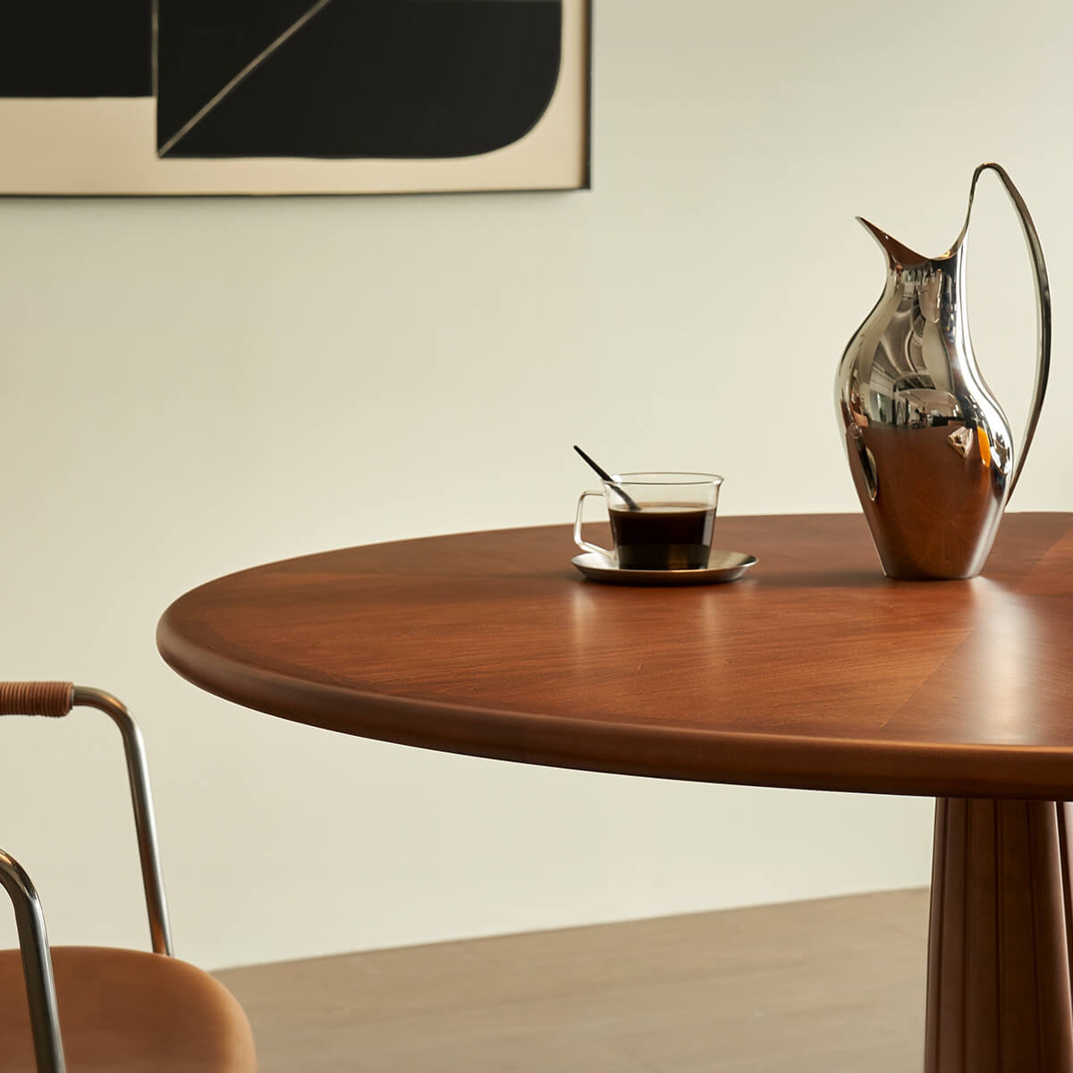 Close-up of Evanston round dining table tabletop
