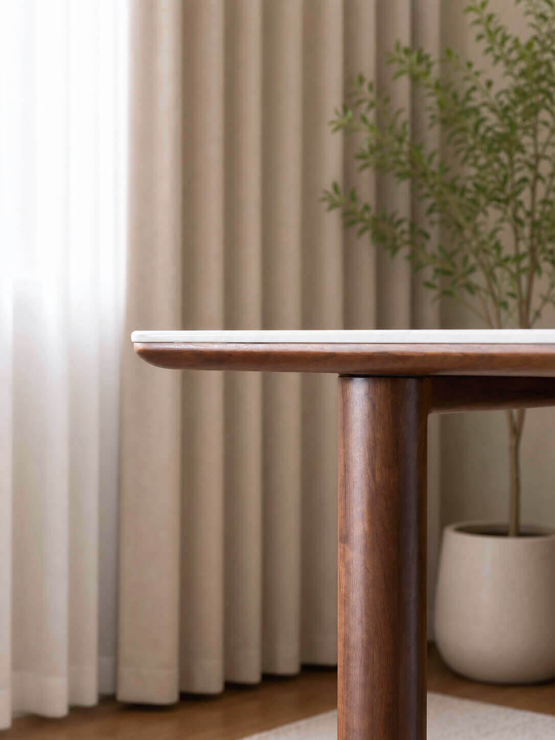 Rounded sintered stone tabletop edge on the Forma Dining Table