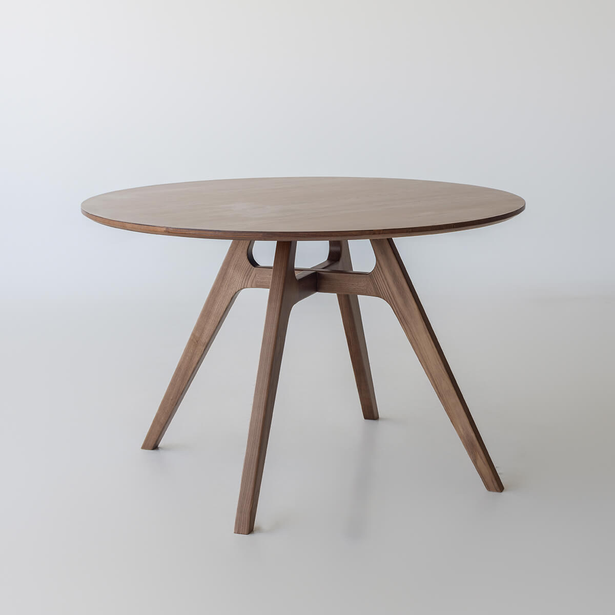 Jacob Round Dining Table walnut