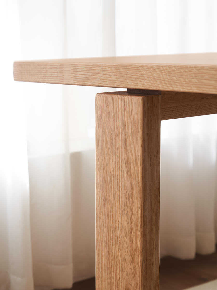 Solid oak tabletop and leg connection detail