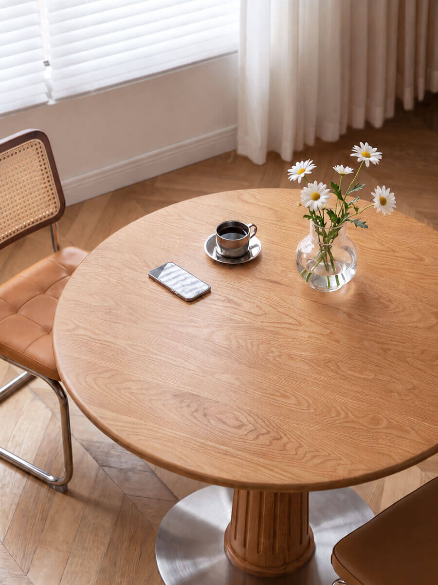 Solid oak tabletop showing the natural oak grain of the Riva Round Dining Table