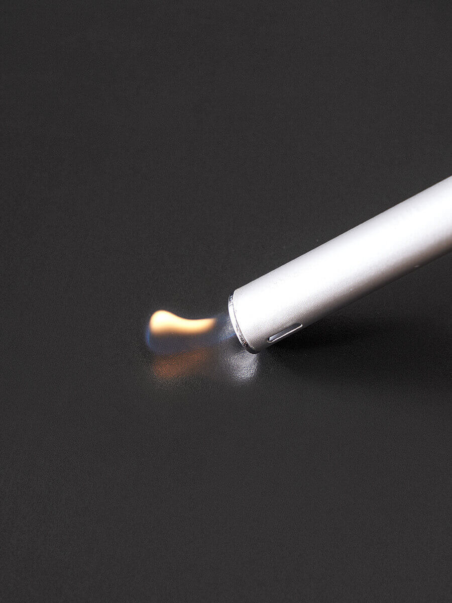 Heat resistance test on the Tura sintered stone coffee table top