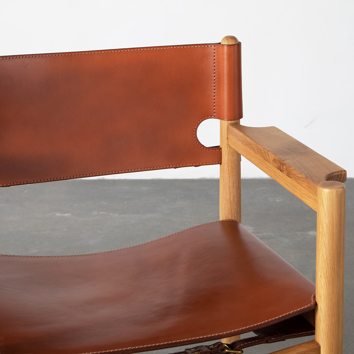 Saddle leather backrest and solid American ash frame detail